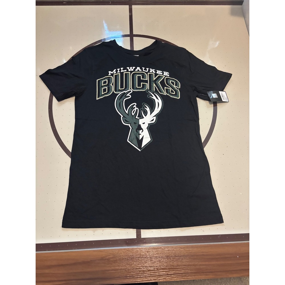069 NBA UNK Milwaukee Bucks Mens Graphic T-Shirt Black GTM1641FMB-FF Medium NWT
